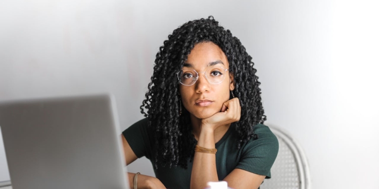 vrouw dame werk computer laptop kantoor