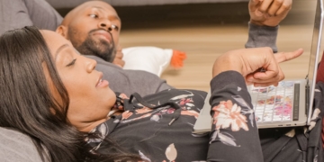 vrouw man relatie koppel liefde echtpaar computer laptop thuis