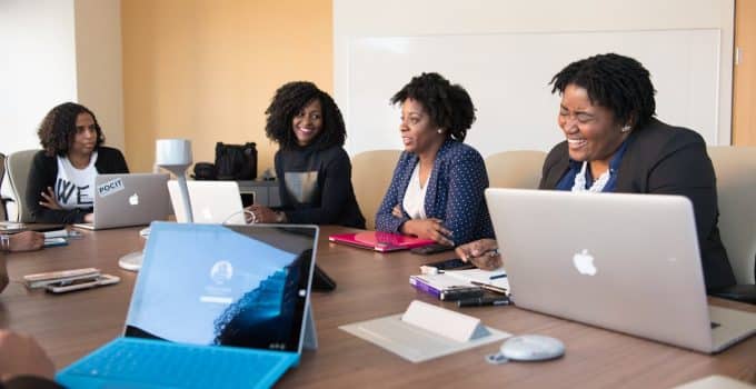 werk vrouwen kantoor administratie laptop