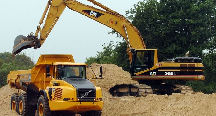 zandtransport truck zwaar materiaal