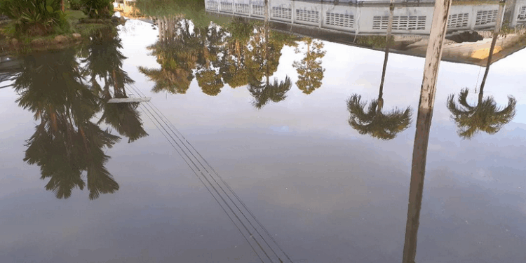 Wateroverlast overstroming onder water gelopen straat