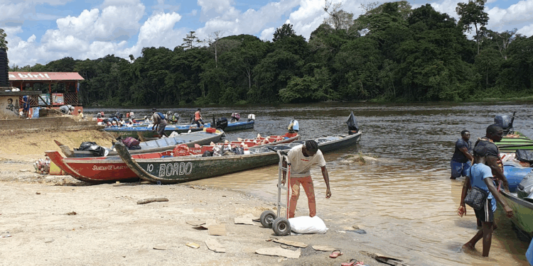 binnenland atjoni suriname korjaal foto hans tenk