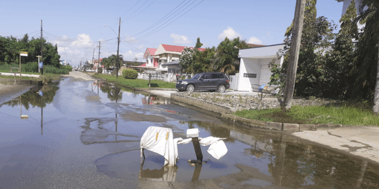 gat straat weg onderwater onverstroming asfalt