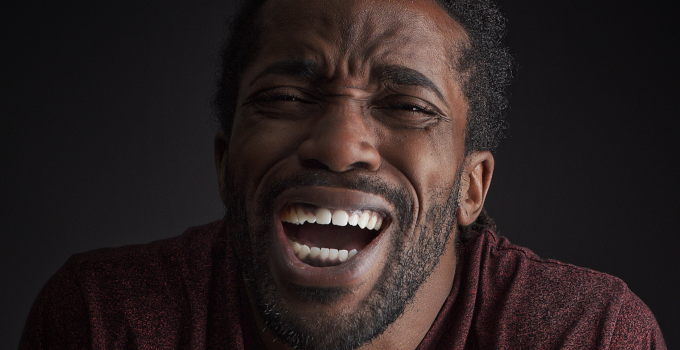 man boos bang verdriet huilen