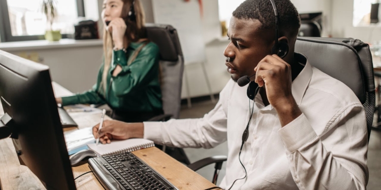 man callcenter bellen telefoon