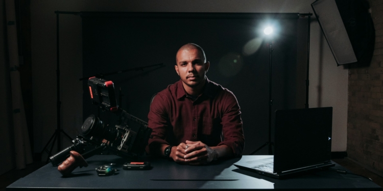 man camera verslaggever journalist reporter nieuws