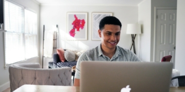 man student laptop computer studeren werken