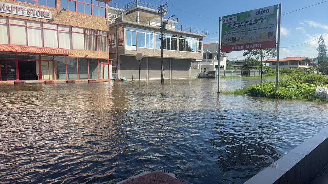 ondernemer yang wateroverlast paramaribo onderwater