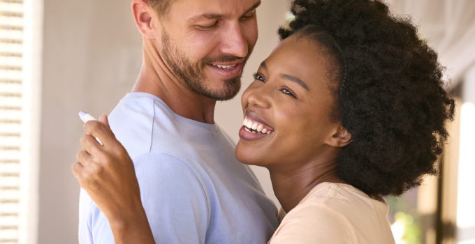 vrouw dame heer koppel stel interraciaal wit zwart afro echtpaar