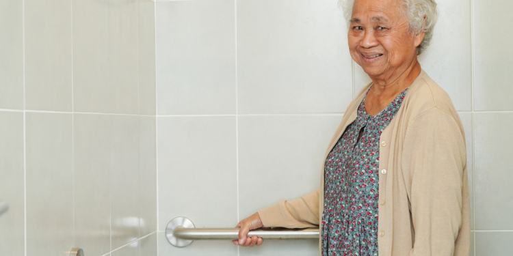 vrouw oud bejaard toilet zorg badkamer