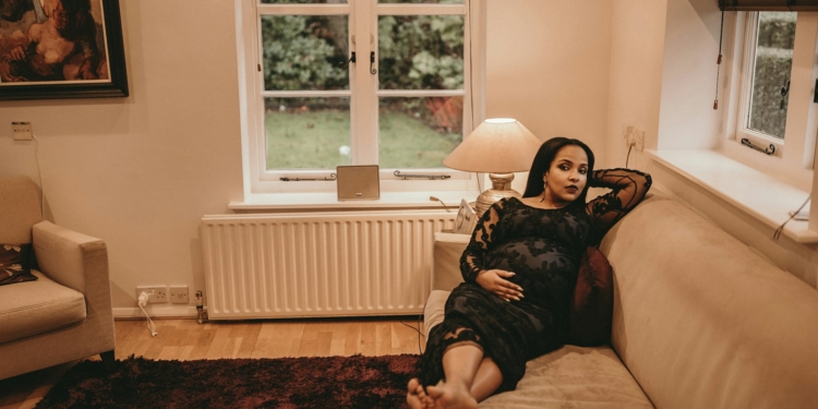 vrouw zitten thuis bank