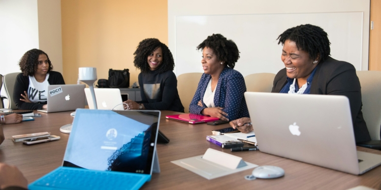vrouwen werk kantoor arbeid vergadering