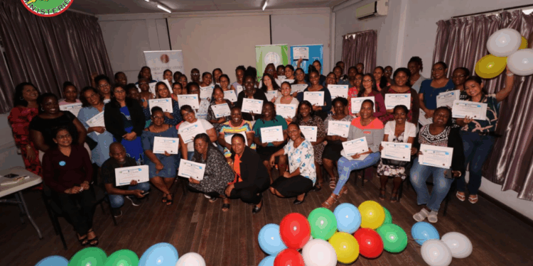 92 professionals hun certificaat na het voltooien van een training over het herkennen en voorkomen van grooming en kinderpornografie