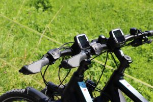 E-bike verovert Suriname maar helm blijft opvallend afwezig