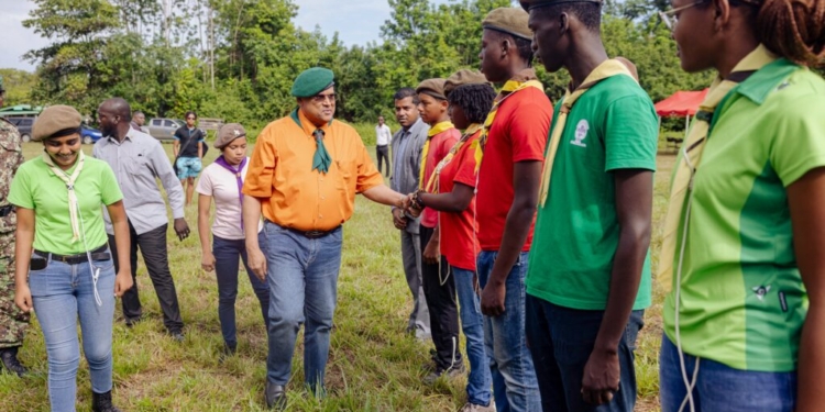 Pre-Nationaal Kamp van Boy Scouts Suriname bezocht door President Santokhi
