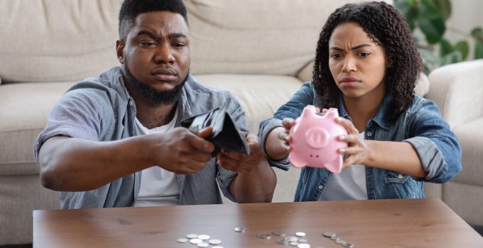 arm geld financieel lege zakken sparen