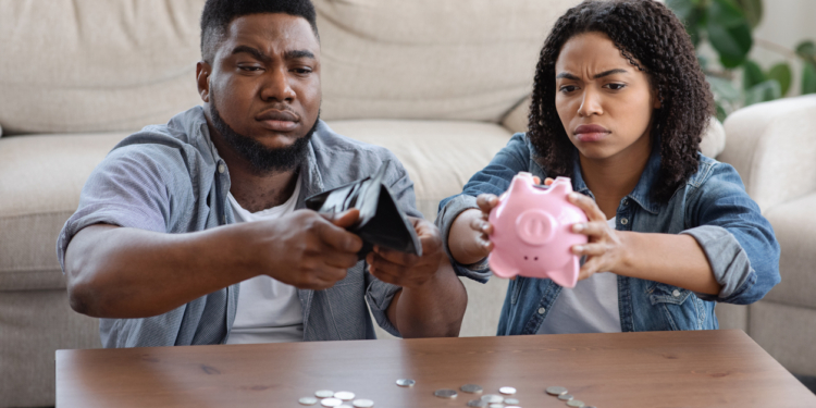 arm geld financieel lege zakken sparen