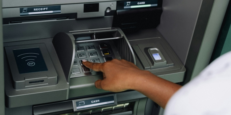 atm geldautomaat pinnen