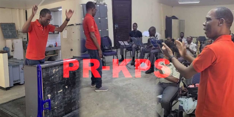 muziek workshop voor politiekapel en doet schenkingen