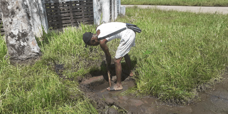 schone straatputten overstroming onder water riool