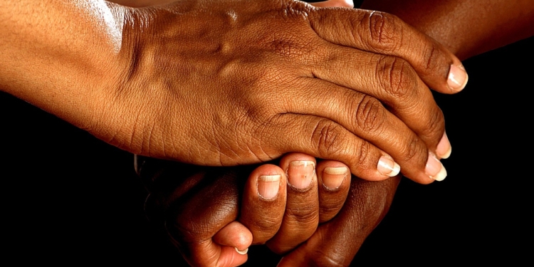 Helpende hand handen hulp helpen