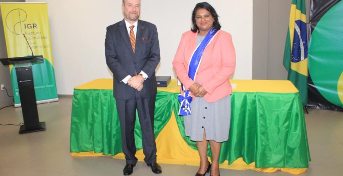 defensieminister mathoera en braziliaanse ambassadeur onderscheiding