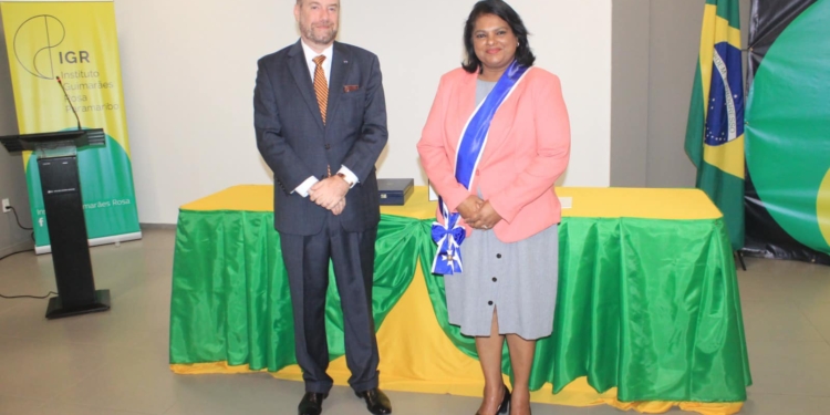 defensieminister mathoera en braziliaanse ambassadeur onderscheiding