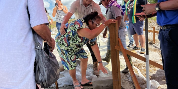 eerste steenlegging voor bouw RK kerk in inheems dorp