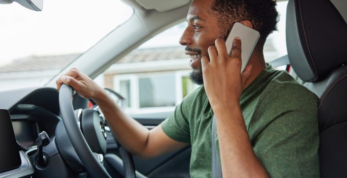 man bellen telefoon auto