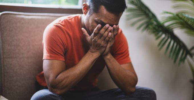 man verdriet depressief huilen
