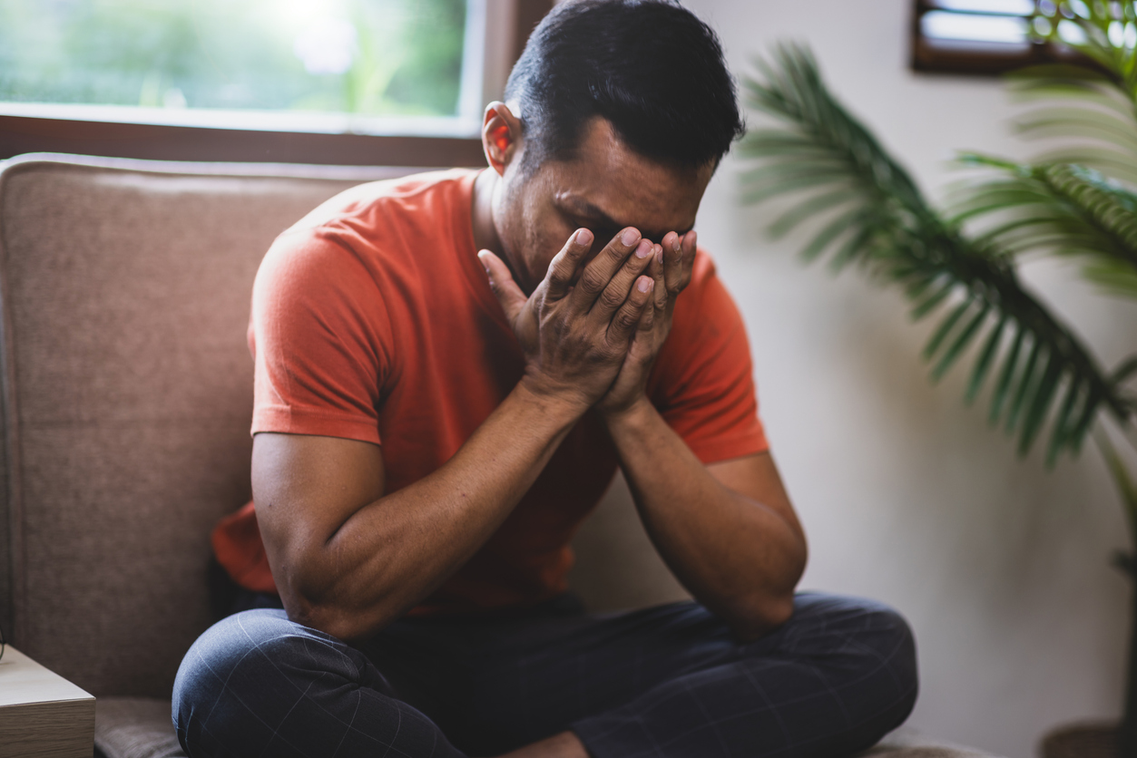 man verdriet depressief huilen