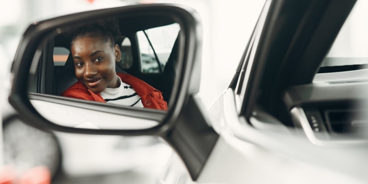 auto vrouw spiegel