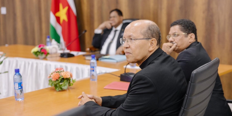 santokhi en leden rk kerk choenie