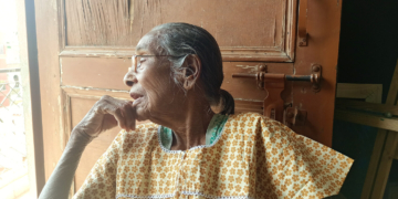 vrouw oud bejaard senior hindoe eenzaam