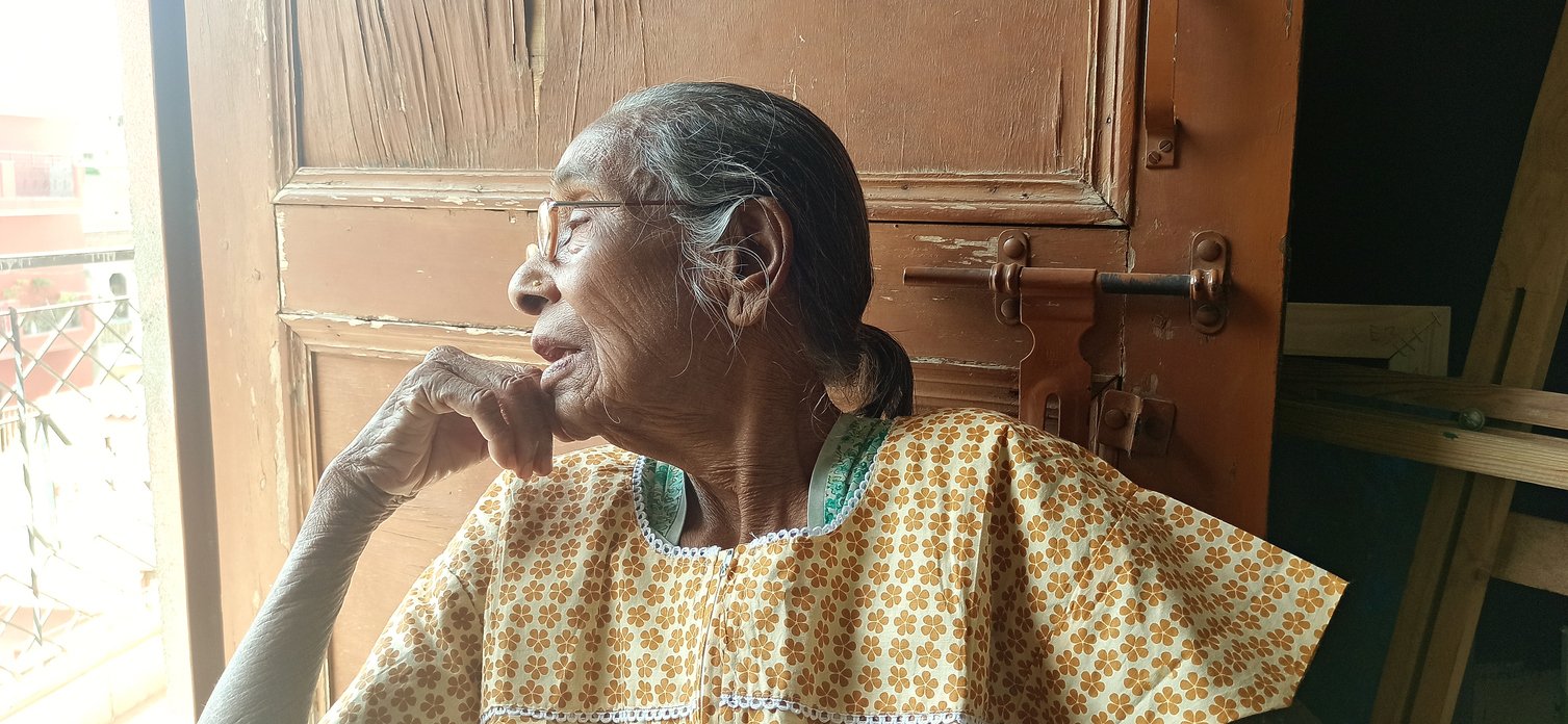vrouw oud bejaard senior hindoe eenzaam
