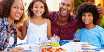 familie gezin diner uiteten kinderen pizza