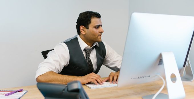 man kantoor computer werk