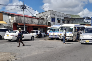 paramaribo suriname bus staatsbus lijnbus nvb straat verkeer stad