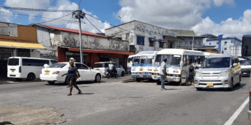 paramaribo suriname bus staatsbus lijnbus nvb straat verkeer stad