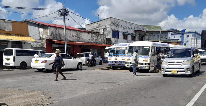 paramaribo suriname bus staatsbus lijnbus nvb straat verkeer stad