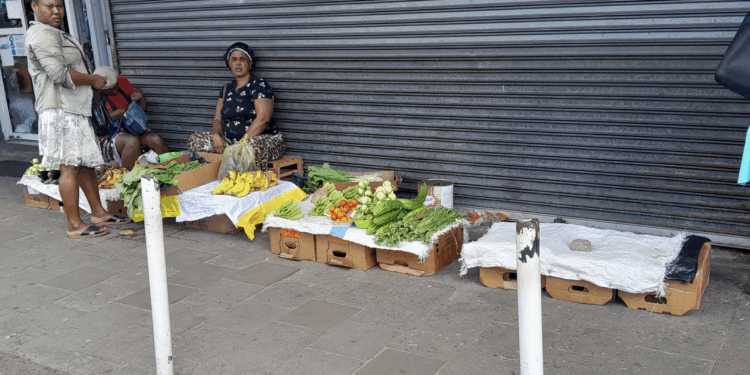 paramaribo suriname markt verkoper fruit groenten