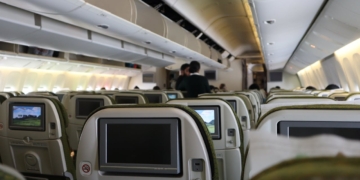 reizen koffer vliegtuig baggage passagiers