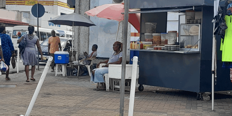 straatverkoper paramarivo suriname eten