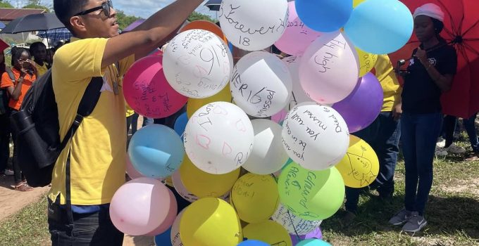 studenten balonnen ter nagedachtenis overleden studenten