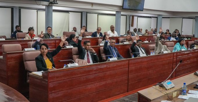 surinaams parlement dna