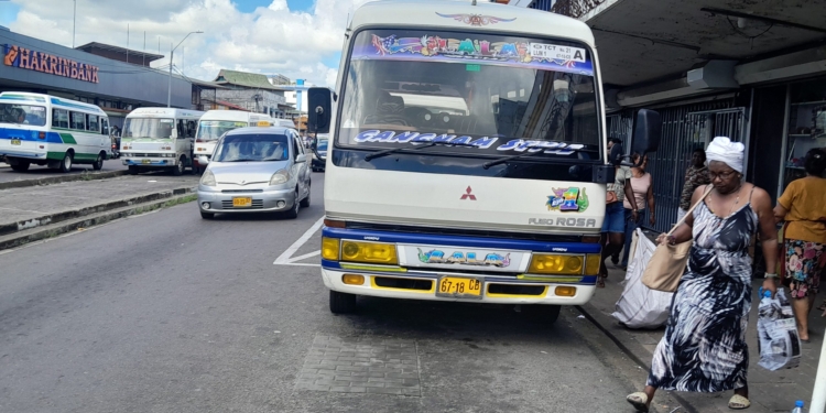 suriname paramaribo nvb bus lijnbus vervoer verkeer straat