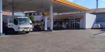 tanken benzine pompstation service station shell