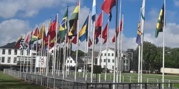 vlaggen onafhankelijkheidsplein paramaribo suriname