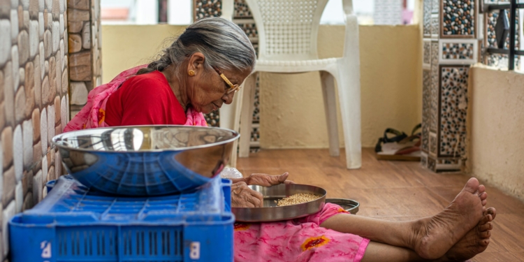 bejaard senior koken eten balkon hindoe