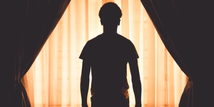 man anoniem slachtoffer schaduw silhouette